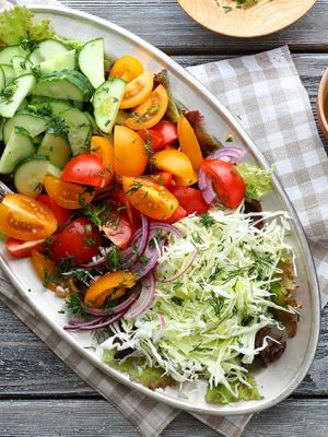 Krautsalat mit Tomaten und Gurke
