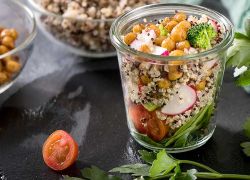 Meal Prep mit Quinoa, Kichererbsen und Gemüse
