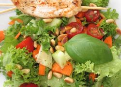Low Carb Hähnchenspieße auf Salat