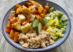 Kürbis Bowl mit Quinoa, Salat und Gurke