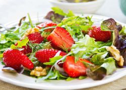 Blattsalat mit Erdbeeren und Walnüssen