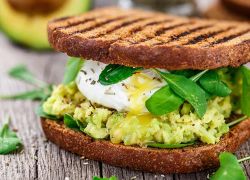 Sandwich mit Avocado-Creme und pochiertem Ei