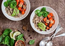 Vital Salat mit Quinoa, Avocado und Walnüssen