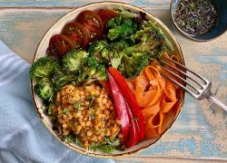 Salatbowl mit gebratenem Brokkoli und roten Linsen