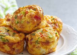 Ei-Muffins mit Gemüse und Schinken