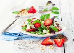Salat mit Mangold, Mandeln und Erdbeeren