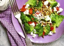Brokkoli-Salat mit Paprika, Feta und Walnüsse