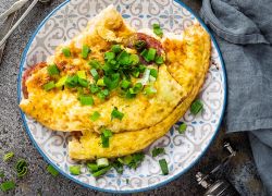 Omelett mit Salami und Frühlingszwiebel