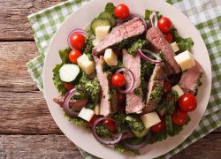 Salat mit Rindersteak und Chimichurri-Sauce