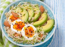 Quinoa mit Avocado, Mandeln und Ei