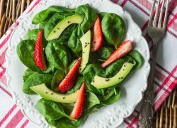 Salat mit Spinat, Erdbeeren und Avocado