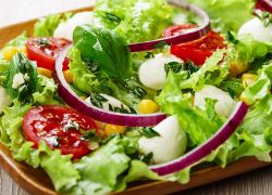 Salat mit Mozzarella und Zitrusdressing