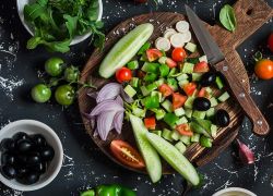 Mediterraner Salat mit Quinoa und Rucola