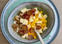 Mango-Trauben-Frühstück mit Joghurt und Maulbeeren
