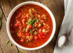 Scharfe Gazpacho-Suppe mit Bohnen