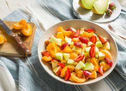Obstsalat mit Aprikosen und Melone