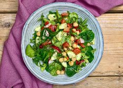 Salat mit Kichererbsen, Radieschen, Tomate und Balsamico-Dressing