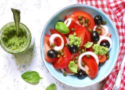 Tomaten Salat mit Oliven, Kapern und Basilikumpesto