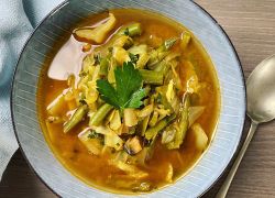 Grüne Bohnen Suppe mit Spitzkohl und Sellerie