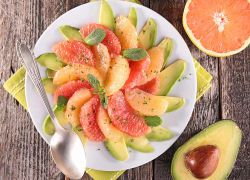 Avocado mit Pampelmuse und Grapefruit