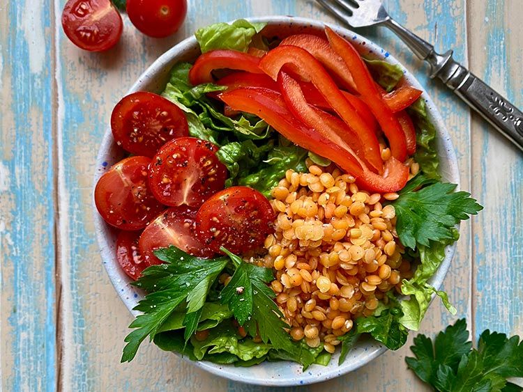 Salatbowl mit roten Linsen und Paprika
