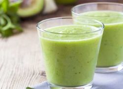 Grüner Smoothie mit Spinat und Avocado