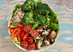 Gemüse-Bowl mit Brokkoli, Champignons und Tomaten