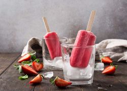 Erdbeer Eis mit Himbeeren