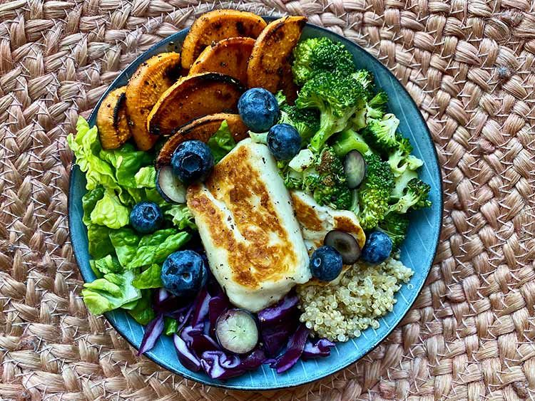 Lunchbowl mit Gemüse, Halloumi und Quinoa