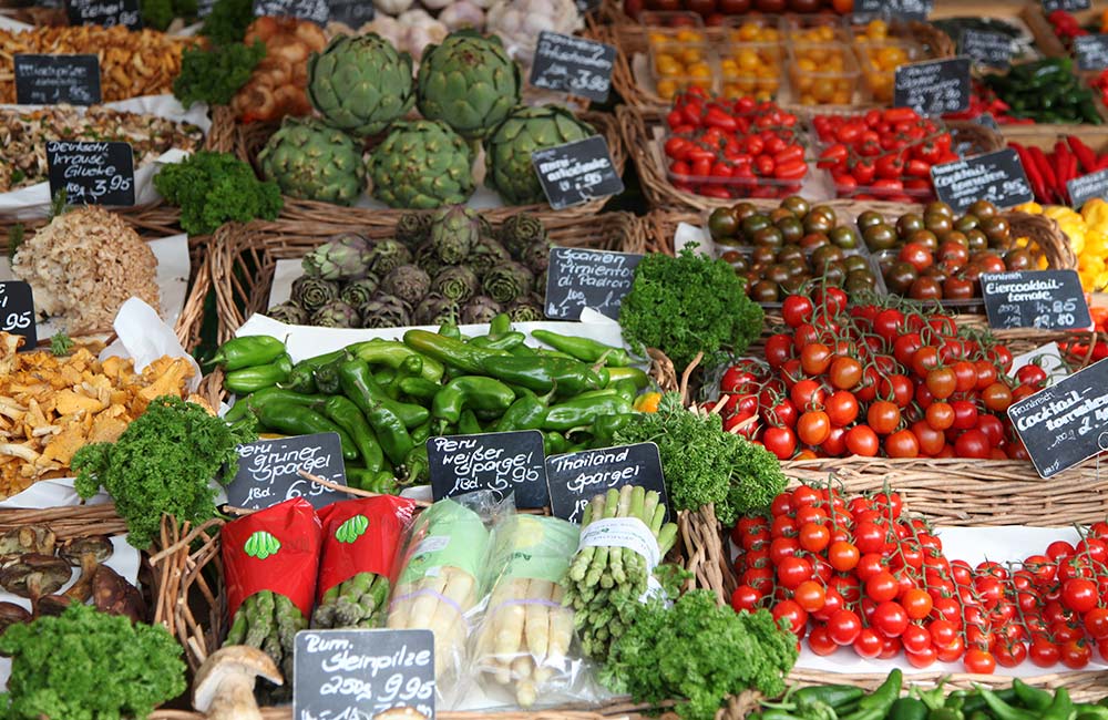 Gemüse auf dem Markt in Körbchen