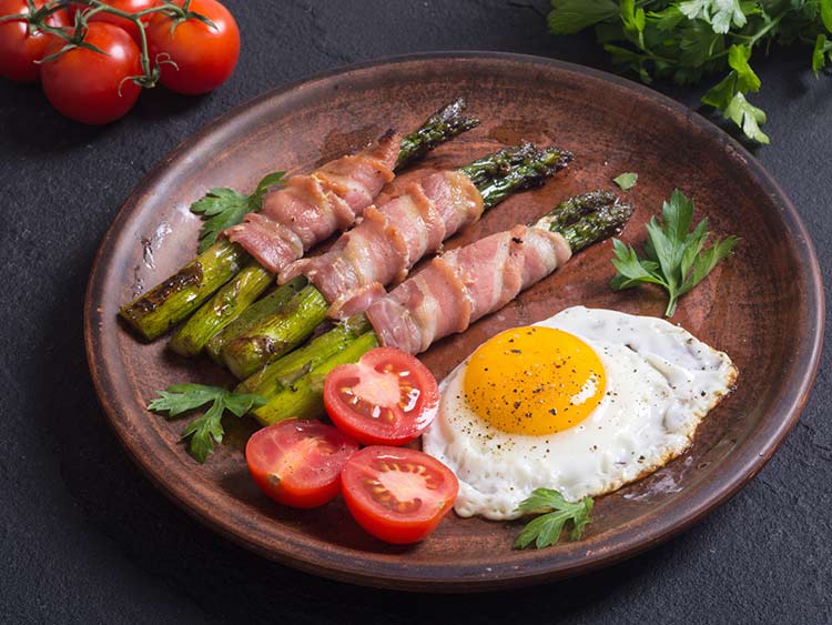 Spiegelei mit Spargel-Bacon Röllchen Spiegelei mit Spargel-Bacon Röllchen