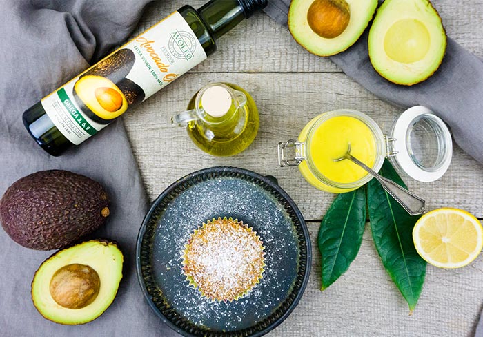 Avocadoöl und Avocados mit Muffin und Mayonnaise