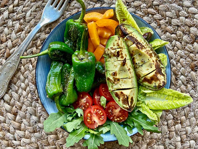 Avocado Bowl mit Pimientos und Salat