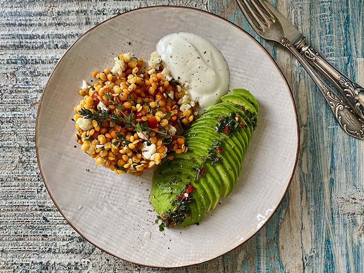 Avocado mit Linsen-Blumenkohl-Salat