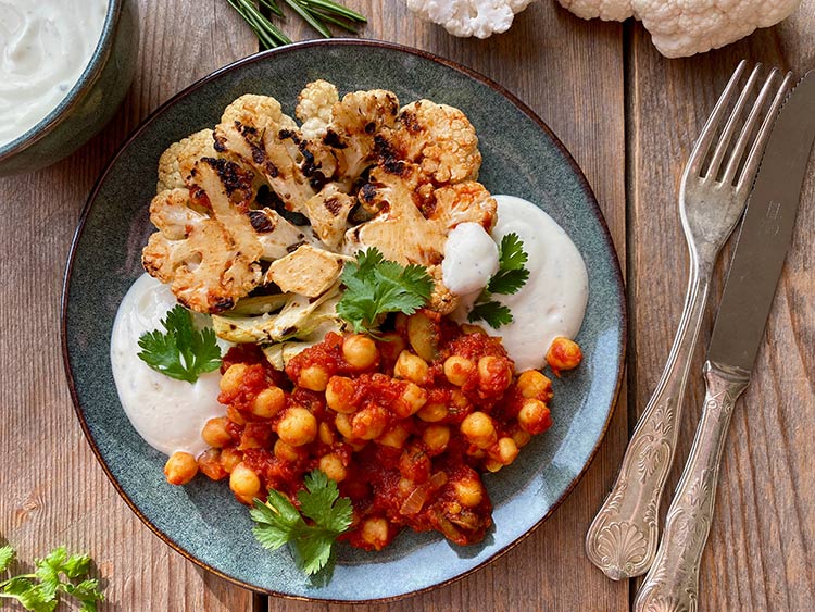 Blumenkohl Schnitzel mit Tomaten-Kichererbsen-Sauce und Quark Dip