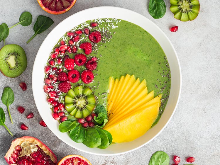 Grüne Bowl mit Mango und Kiwi