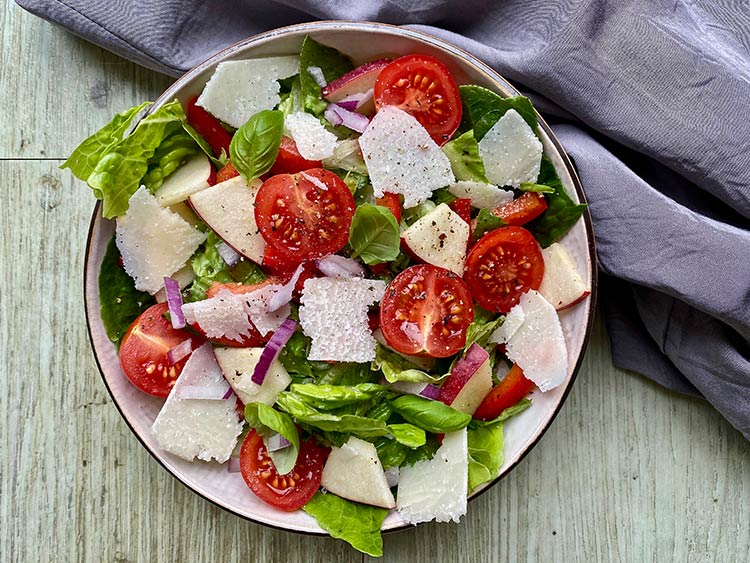 Salat mit Apfel, Kirschtomaten und Parmesan