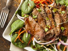 Asia Rindfleischstreifen mit Salat