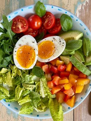 Bowl mit gekochtem Ei und frischem Gemüse