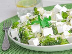 Brokkolisalat mit Feta und Mandeln