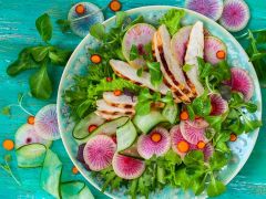 Bunter Salat mit Hähnchenbrust und buntem Rettich