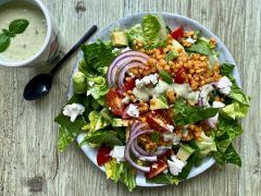 Frischer Salat mit roten Linsen
