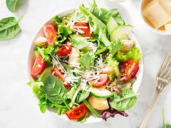 Gemischter Salat mit Hähnchen und Parmesan