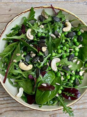 Grüner Salat mit Erbsen und Cashewkernen
