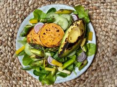 Grüner Salat mit Spargel und Avocado