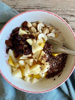 Joghurt-Bowl mit Apfel, Mango und Rosinen
