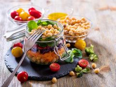 Kichererbsen Salat mit Möhren und Tomaten