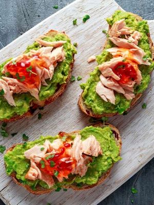 Low Carb Brot mit Avocado und Forelle