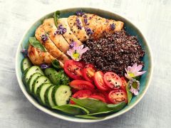 Lunchbowl mit Hähnchen und Quinoa