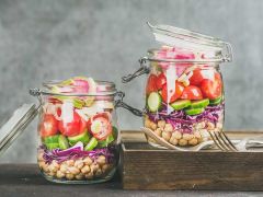 Meal Prep - Salat mit Kichererbsen, Rotkohl, Tomate, Gurke und Bunter Bete